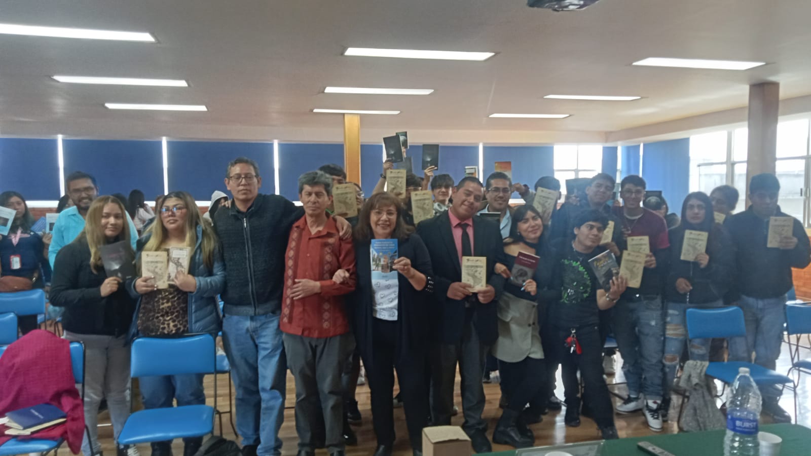 Participantes de la Primera Tertulia Literaria del CUJR posan con libros al finalizar el encuentro.