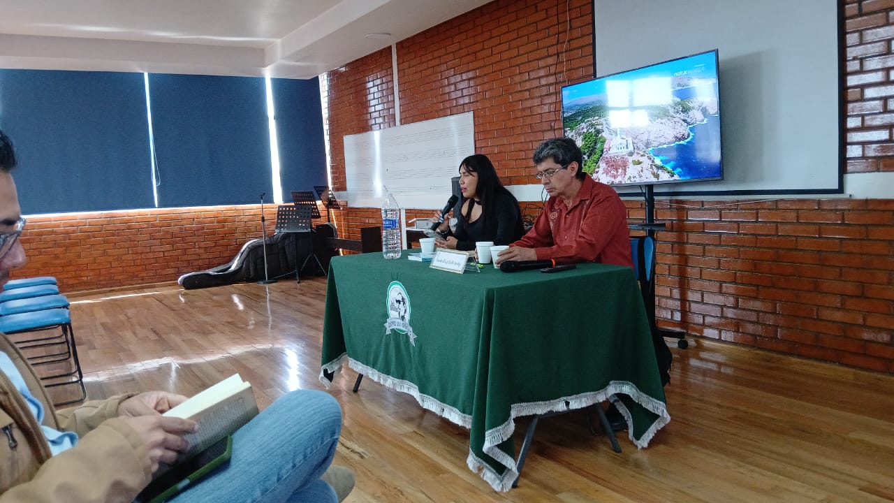 Participación de César Cedillo Méndez durante la tertulia literaria.