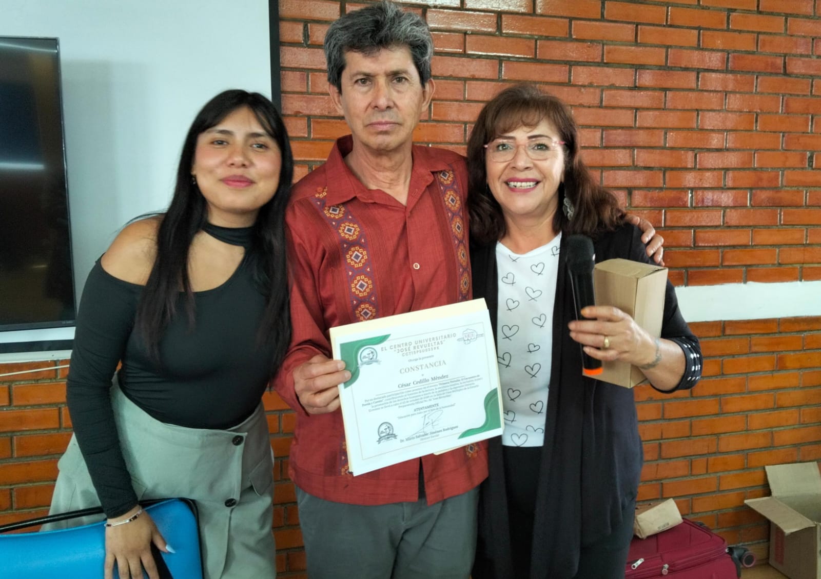 Reconocimiento a César Cedillo Méndez por su participación en el encuentro literario.