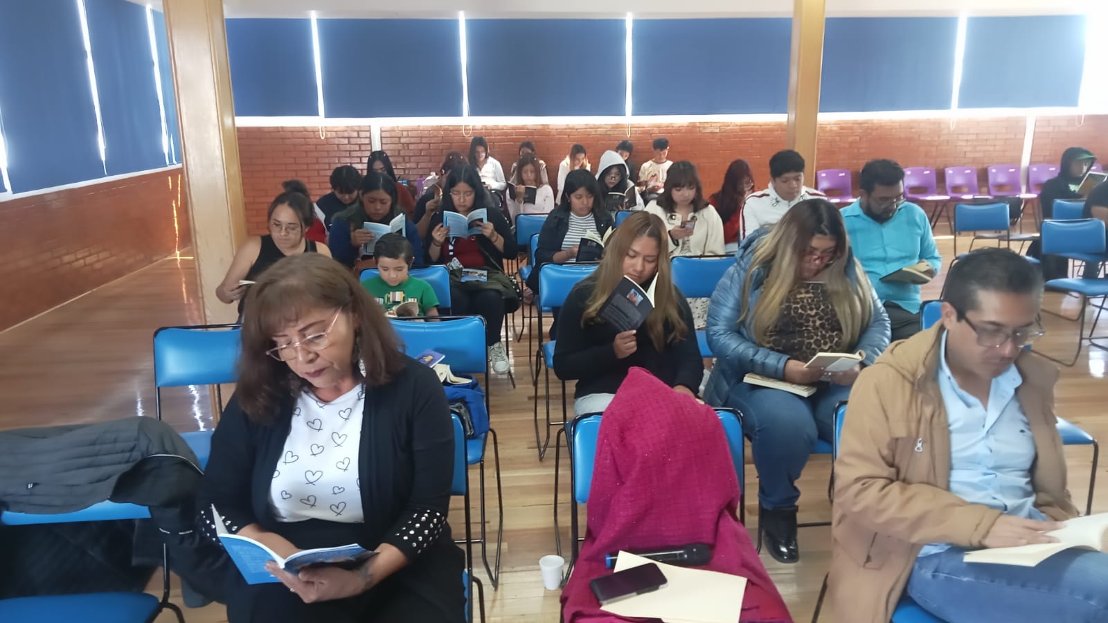 Estudiantes y asistentes participan en las actividades de lectura y reflexión literaria